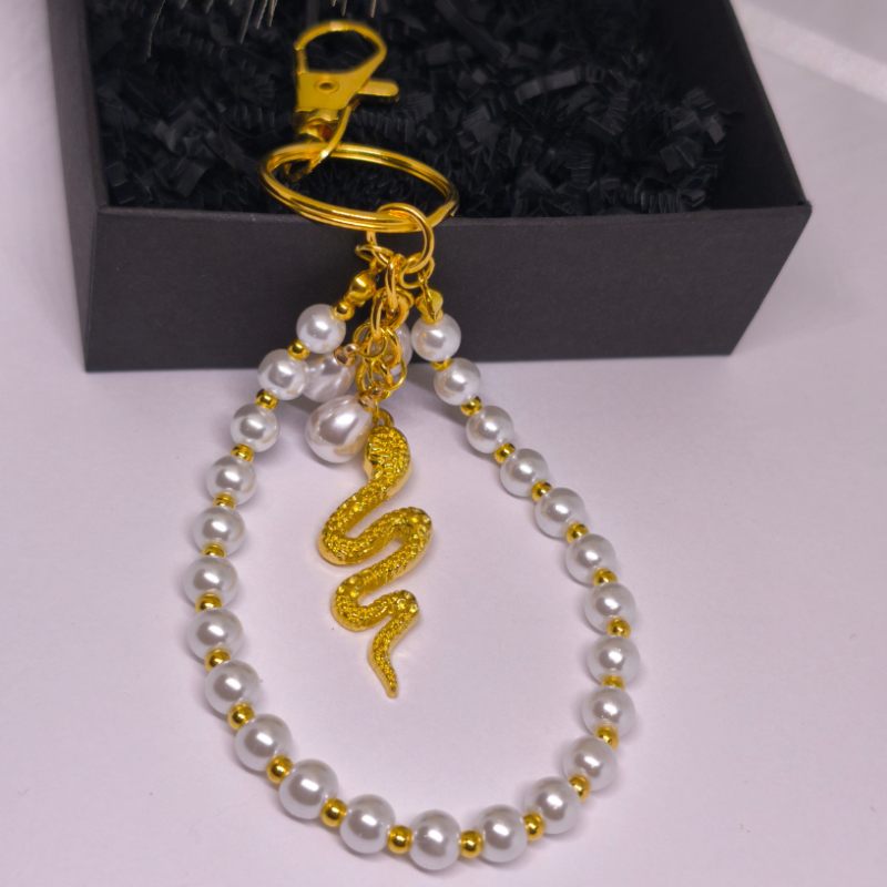 Käsitööna valminud käekotid ja võtmehoidja „Pärlikäärme“