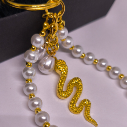 Käsitööna valminud käekotid ja võtmehoidja „Pärlikäärme“