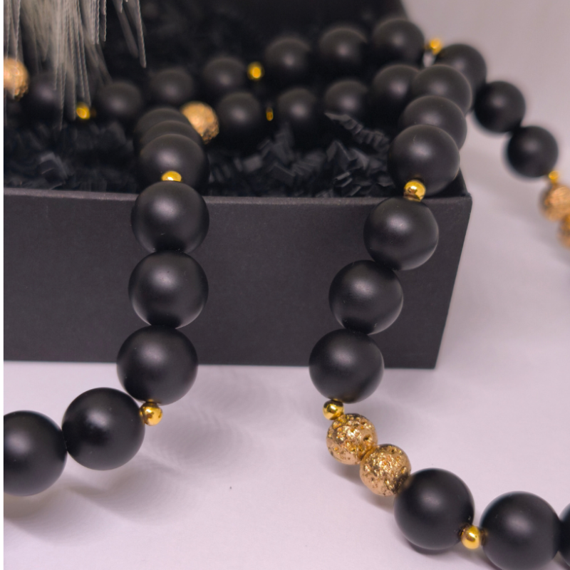 Käsitööna valminud kaelakee „Karu elegants“