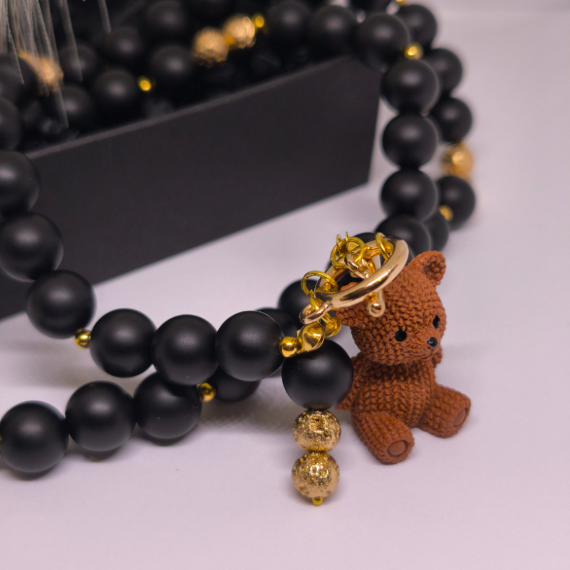 Käsitööna valminud kaelakee „Karu elegants“