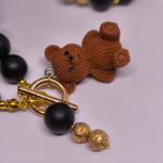 Käsitööna valminud kaelakee „Karu elegants“