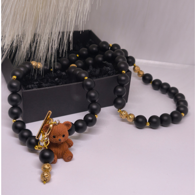 Käsitööna valminud kaelakee „Karu elegants“