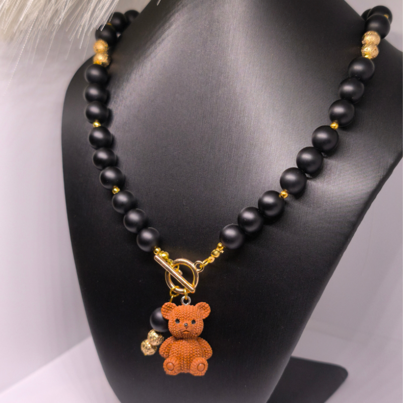 Käsitööna valminud kaelakee „Karu elegants“