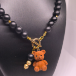 Käsitööna valminud kaelakee „Karu elegants“