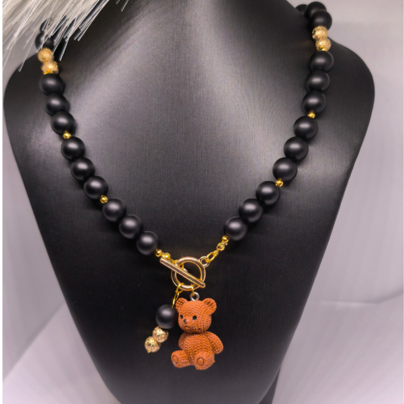 Käsitööna valminud kaelakee „Karu elegants“