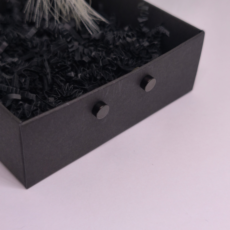 Magnetilised kõrvarõngad „Must vaikus“