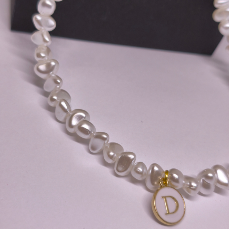 Käsitööna valminud personaliseeritud kaelakee „Pärli initsiaal“