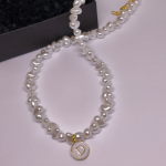 Käsitööna valminud personaliseeritud kaelakee „Pärli initsiaal“