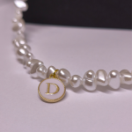 Käsitööna valminud personaliseeritud kaelakee „Pärli initsiaal“