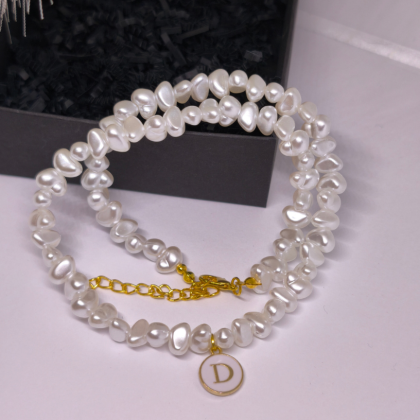 Käsitööna valminud personaliseeritud kaelakee „Pärli initsiaal“