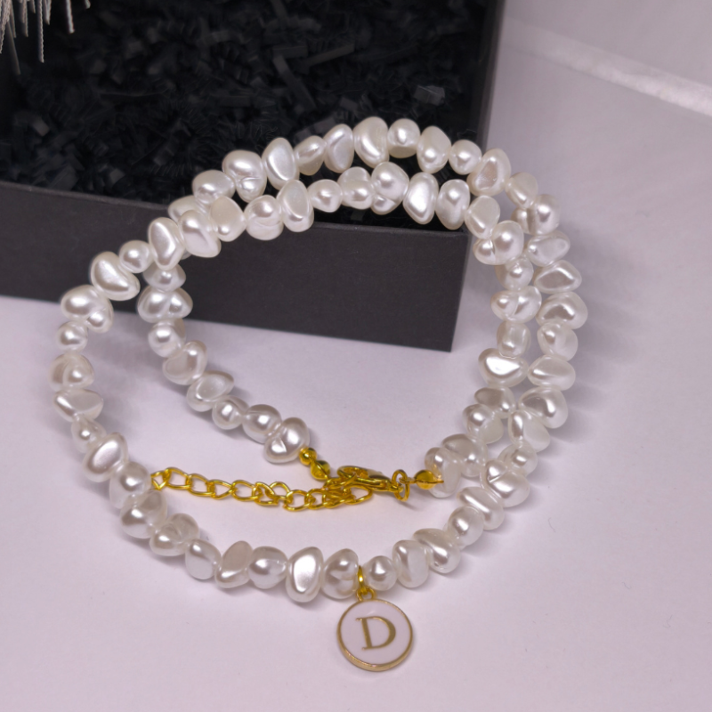 Käsitööna valminud personaliseeritud kaelakee „Pärli initsiaal“