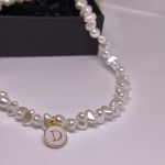 Käsitööna valminud personaliseeritud kaelakee „Pärli initsiaal“