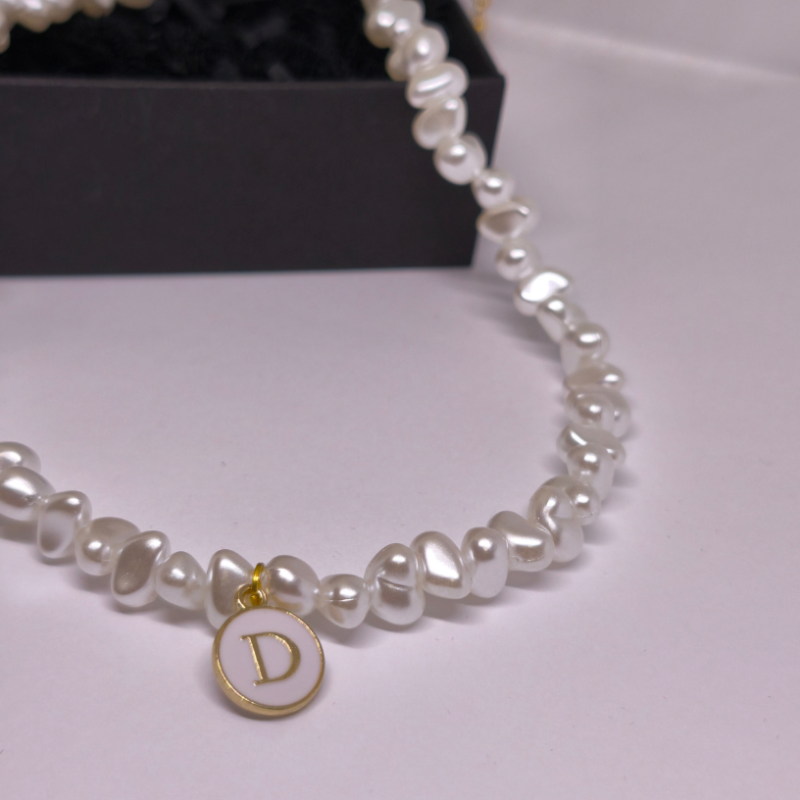 Käsitööna valminud personaliseeritud kaelakee „Pärli initsiaal“