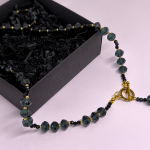 Käsitööna valminud kaelakee „Kuninglikud kristallid“