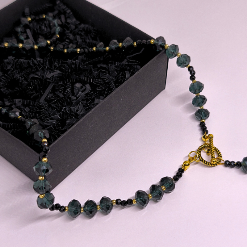 Käsitööna valminud kaelakee „Kuninglikud kristallid“