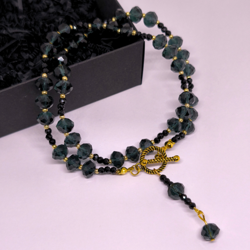 Käsitööna valminud kaelakee „Kuninglikud kristallid“