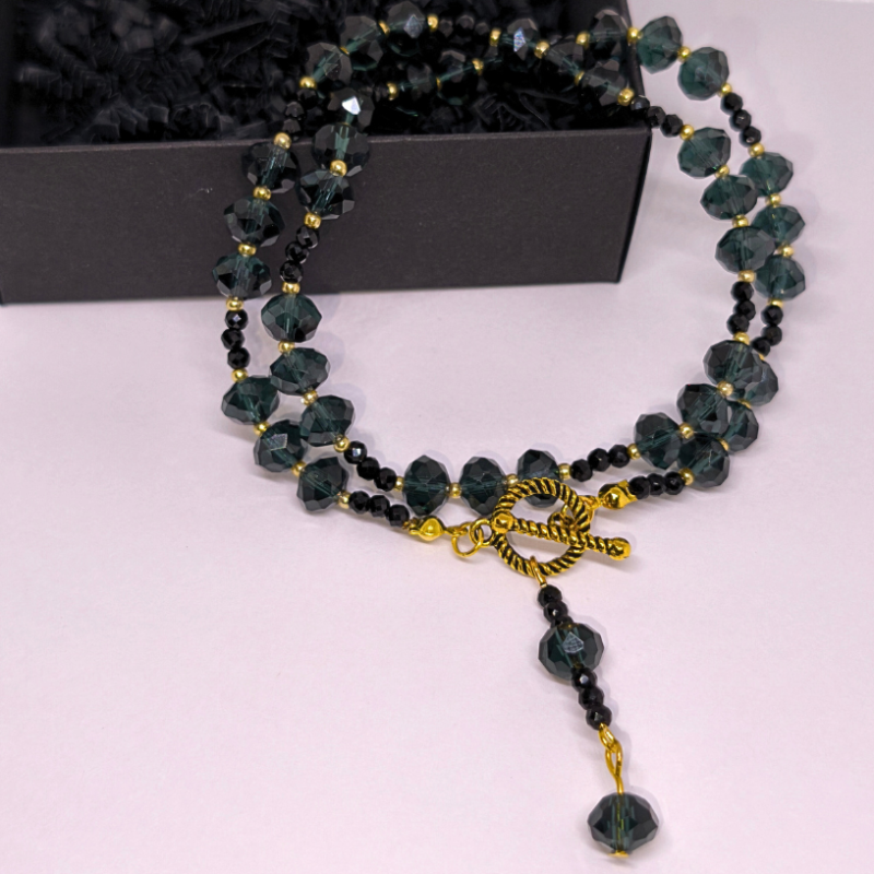 Käsitööna valminud kaelakee „Kuninglikud kristallid“