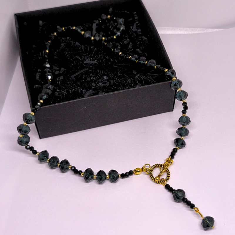 Käsitööna valminud kaelakee „Kuninglikud kristallid“