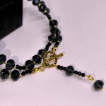 Käsitööna valminud kaelakee „Kuninglikud kristallid“