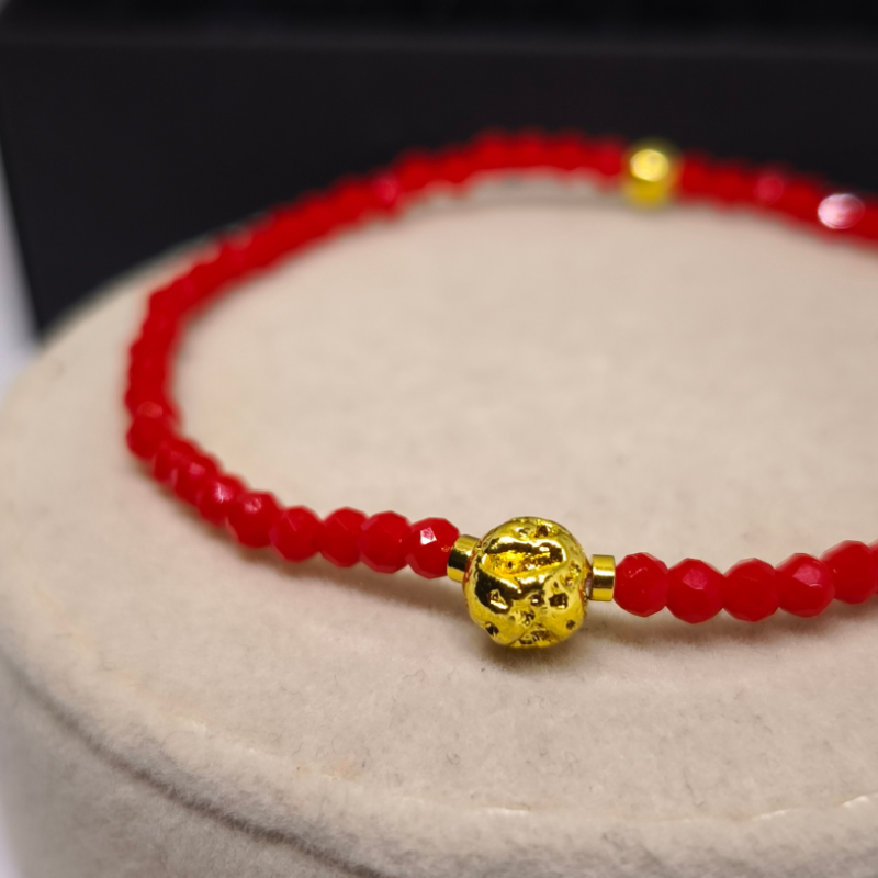 Käsitööna valminud kaitse- ja õnnekäevõru