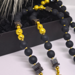 Käsitööna valminud kaelakee "Mesilane"