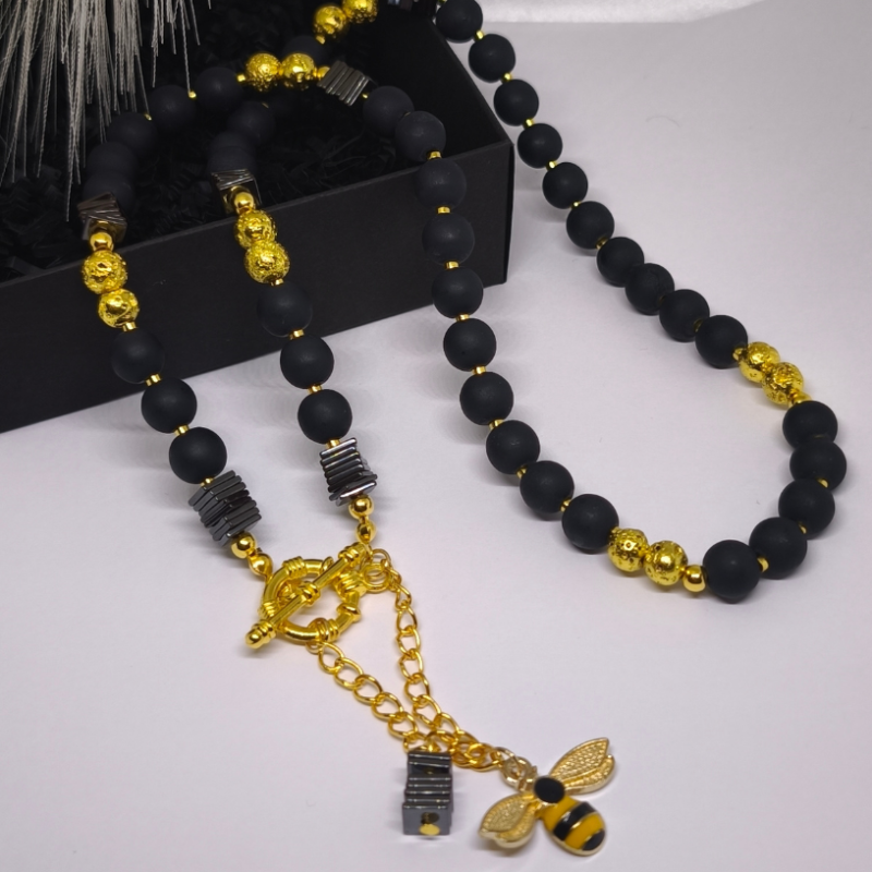 Käsitööna valminud kaelakee "Mesilane"