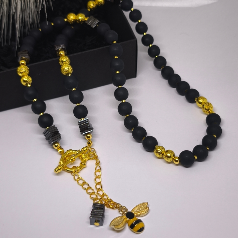 Käsitööna valminud kaelakee "Mesilane"