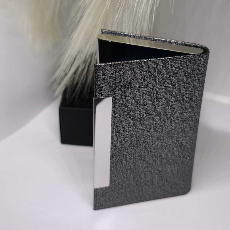 Moodne kaarditasku magnetkinnitusega