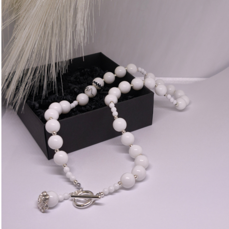 Kaelakee "Valge klassika"