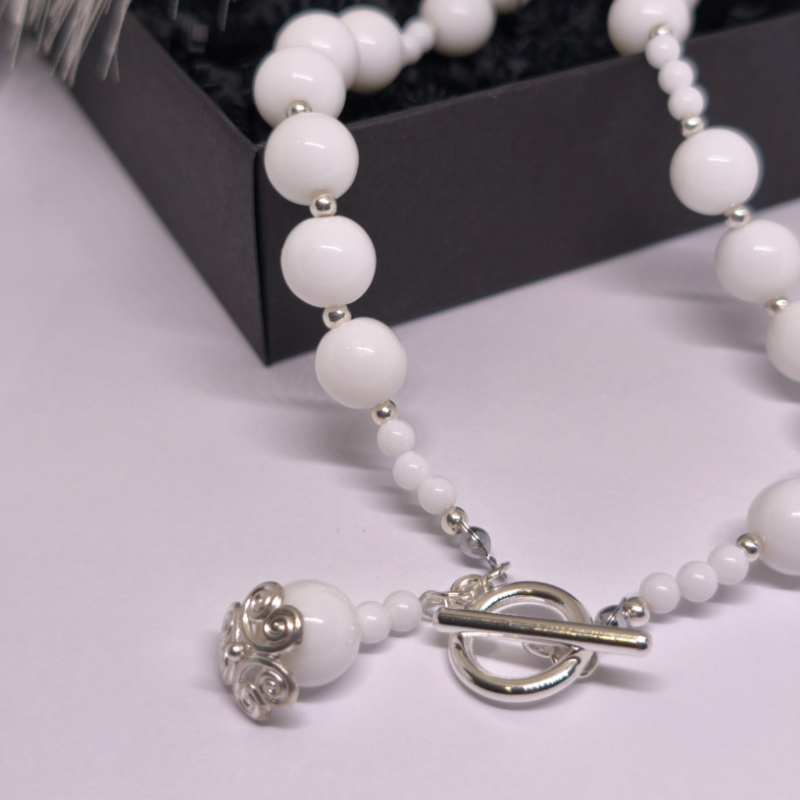 Kaelakee "Valge klassika"