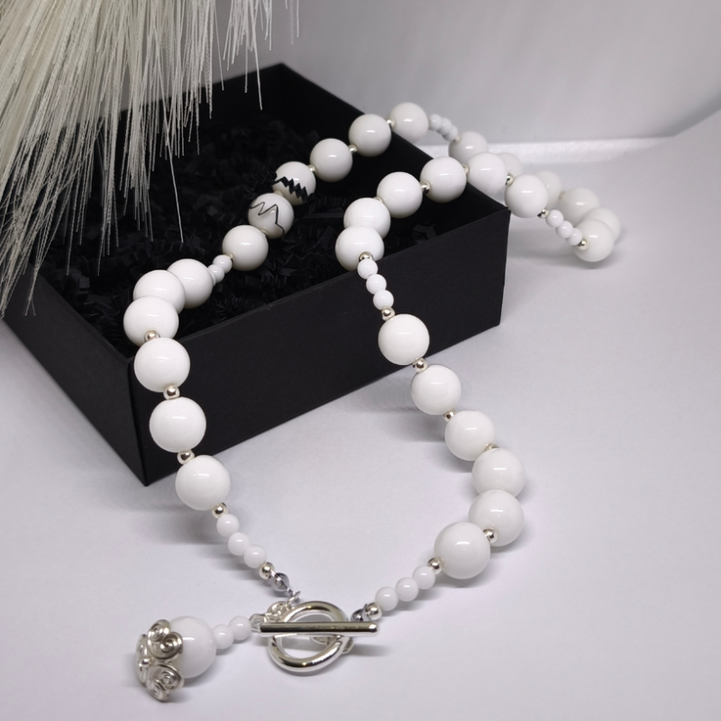 Kaelakee "Valge klassika"