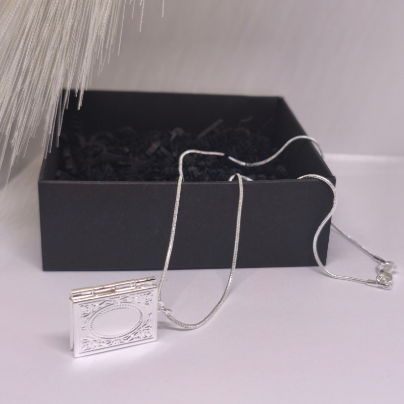 Medalion "Aja leheküljed"