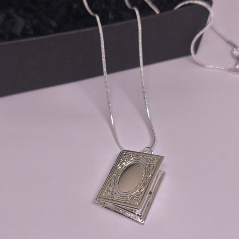 Medalion "Aja leheküljed"