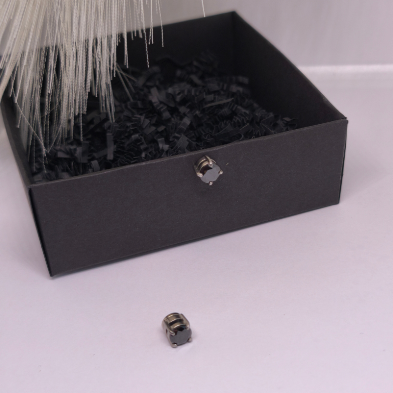 Mustad magnetilised kõrvarõngad