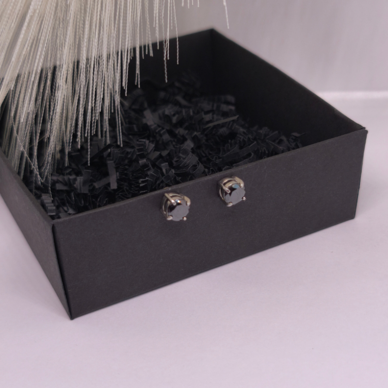 Mustad magnetilised kõrvarõngad