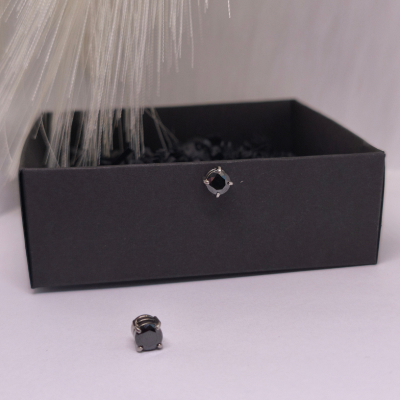 Mustad magnetilised kõrvarõngad