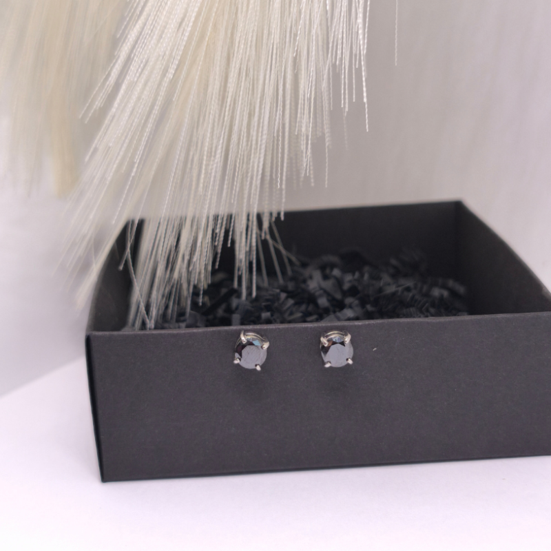 Mustad magnetilised kõrvarõngad