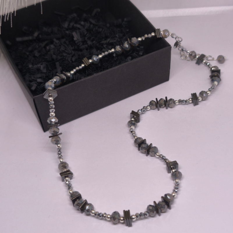 Käsitöö kaelakee „Graafiidi sära“