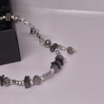 Käsitöö kaelakee „Graafiidi sära“